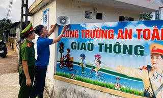 Sáng tạo loa tuyên truyền tự động trước cổng trường