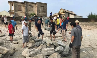Hàng trăm người dân Hà Tĩnh gia cố kè biển chống bão