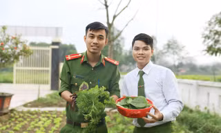 Xanh mướt vườn rau thanh niên công an xã