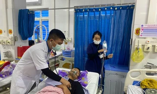 Đốt than sưởi ấm trong phòng, 4 người trong một gia đình nhập viện