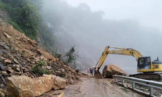 Giải phóng hàng trăm khối đất đá sau sạt lở, quốc lộ 8A được thông tuyến