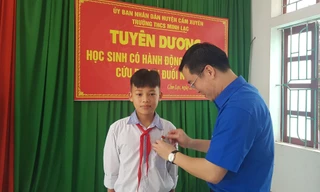 Trao huy hiệu Tuổi trẻ dũng cảm cho nam sinh cứu 2 em nhỏ thoát khỏi đuối nước