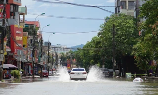 Mưa liên tục nhiều giờ, đường phố Hà Tĩnh mênh mông nước