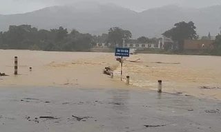 Hà Tĩnh mưa lớn ngập đường, hàng ngàn học sinh nghỉ học