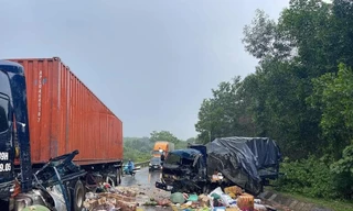 Xe tải và container đối đầu, 4 người bị thương nặng