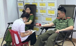 Cụ bà vượt qua nguy kịch nhờ 4 cán bộ công an hiến máu