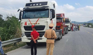 50 xe đầu kéo rước dâu bấm còi inh ỏi, cảnh sát yêu cầu dừng kiểm tra