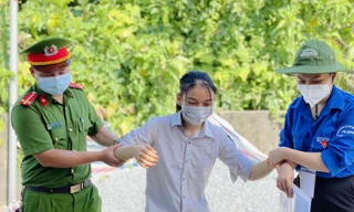 Nữ sinh khuyết tật thi THPT: 'Hy vọng có thể viết tiếp giấc mơ vào giảng đường đại học'