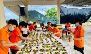 Chàng trai 21 ngày 'chia lửa' ở vùng cách ly, góp sức nấu gần 6.000 suất cơm miễn phí