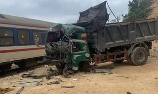 Tài xế xe tải mắc kẹt trong cabin sau va chạm với tàu hoả