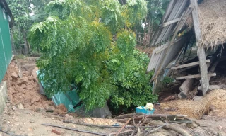 Sau tiếng động lớn rung chuyển nhà, người dân hốt hoảng thấy 'hố tử thần' 15m2 ở vườn