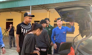 Vào tận bản đón học sinh người Chứt đi thi