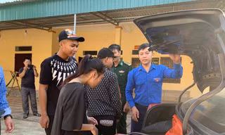 Vào tận bản đón học sinh người Chứt đi thi