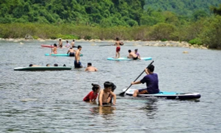 Người dân đổ xô lên rừng vui chơi trong ngày đầu nghỉ lễ 2/9