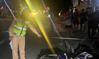 Đi bộ thể dục, người phụ nữ bị xe máy tông lộn nhiều vòng