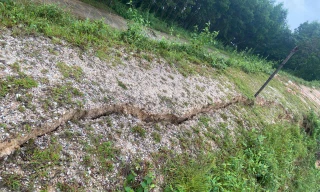 Hồ chứa nước xuất hiện vết nứt, dân sống trong cảnh bất an