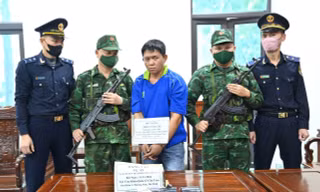 Bắt đối tượng mang súng quân dụng, vận chuyển ma túy