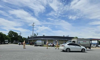 Va chạm với xe tải, chồng tử vong tại chỗ, vợ nguy kịch