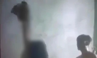 Công an vào cuộc vụ bé gái không mặc quần áo bị trói tay treo trên trần nhà 