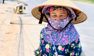 Lao động nhọc nhằn mưu sinh giữa trời nắng như đổ lửa