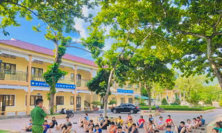 Lớp dạy bơi miễn phí của những 'thầy giáo áo xanh'