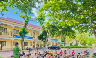 Lớp dạy bơi miễn phí của những 'thầy giáo áo xanh'