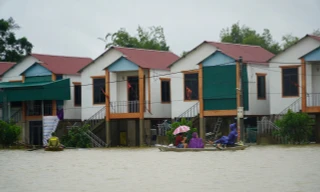 Những ngôi nhà vượt lũ ở xóm vạn chài