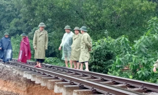 Sạt lở nghiêm trọng tuyến đường sắt Bắc – Nam qua Hà Tĩnh