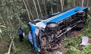 Xe khách lật nghiêng bên quốc lộ ở Hà Tĩnh, một người tử vong tại chỗ