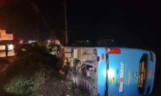 Xe khách chở 25 người bị lật trong đêm