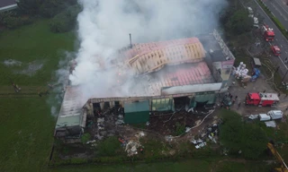 Xưởng gỗ công nghiệp bốc cháy dữ dội sau tiếng nổ lúc rạng sáng