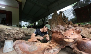 Chàng trai 'biến' rễ cây, thân gỗ tưởng chừng bỏ đi thành tượng điêu khắc nghệ thuật