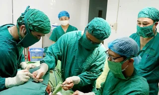 Hy hữu cành cây dài 20cm nằm trong lồng ngực cụ bà suốt 2 năm