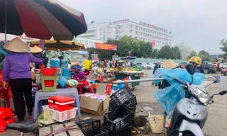 Nhếch nhác trước cổng bệnh viện: Đề xuất xây dựng chợ tạm?