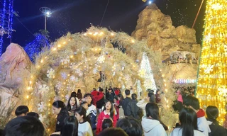 Ngàn người chen chân chiêm ngưỡng hang đá 'khủng' làm từ 5.000 cây tre