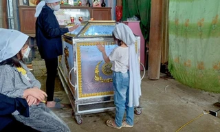 Người phụ nữ tử vong nghi do dùng điện thoại đang sạc pin