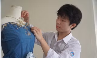Chàng trai lớp 11 'hồi sinh' đồ jeans cũ