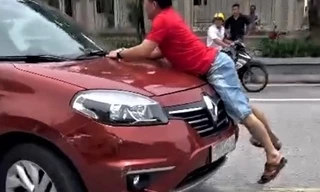 Xôn xao clip người đàn ông bám nắp capo trên chiếc xe đang chạy