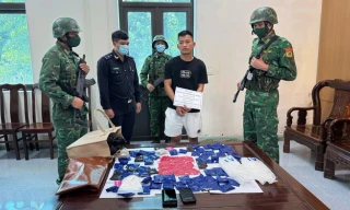 Bắt hai đối tượng xách lô ma tuý ‘khủng’ từ Lào về Việt Nam