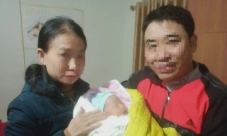 Phát hiện bé gái sơ sinh bị bỏ rơi trước cổng nhà dân