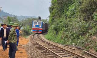 Đường sắt Bắc - Nam thông tuyến trở lại sau sự cố lật tàu hàng