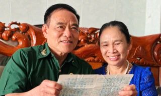 Những bức thư vượt bom đạn và chuyện tình người lính giữa chiến tranh