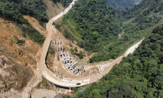 Gấp rút chống sạt lở 'điểm đen' Eo Cô Gái đường lên cửa khẩu Cầu Treo