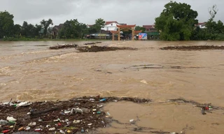 Mưa xối xả, nhiều cầu ngập sâu, bản Rào Tre bị chia cắt