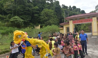 Mang trung thu đến các em nhỏ người đồng bào dân tộc Chứt