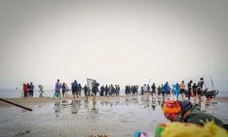 Hàng trăm người ngâm mình trong giá lạnh để săn 'lộc trời'