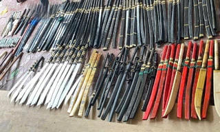 Bắt hai người phụ nữ mua bán trái phép vũ khí và công cụ hỗ trợ 