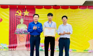 Trao tặng giấy khen nam sinh dũng cảm cứu người bị nước lũ cuốn trôi