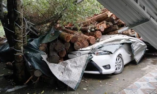 Xe đầu kéo lật trên quốc lộ, đè ô tô bẹp dúm