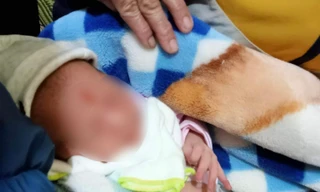 Bé gái sơ sinh nặng 3kg bị bỏ rơi bên đường kèm mẩu giấy chỉ đích danh người nuôi hộ